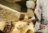 Египетские археологи вскрыли каменный саркофаг для исследования мумии