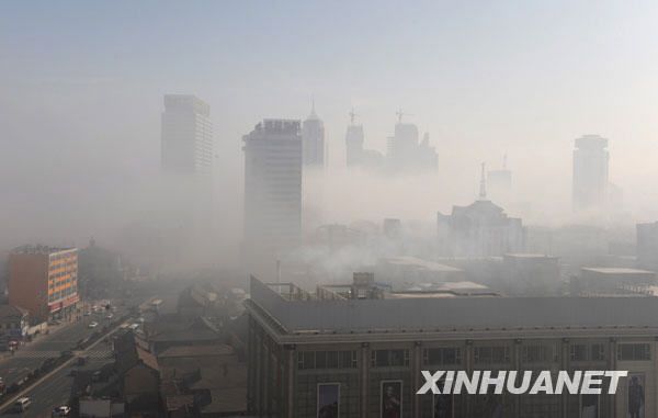 Восхитительный вид города Яньтай в тумане 