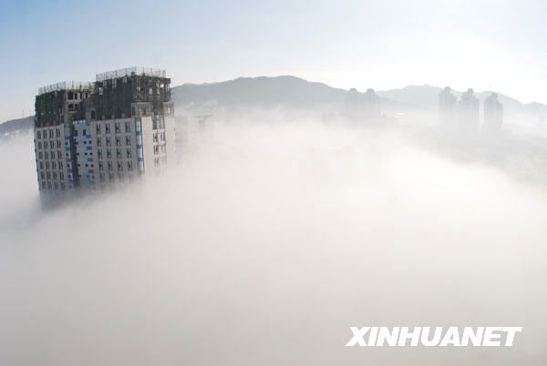 Восхитительный вид города Яньтай в тумане 