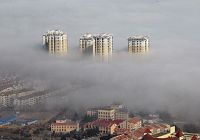 Восхитительный вид города Яньтай в тумане