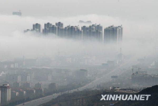 Восхитительный вид города Яньтай в тумане 