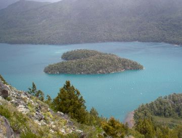 Остров в виде сердца в середине озера Гутьеррез в Патагонии