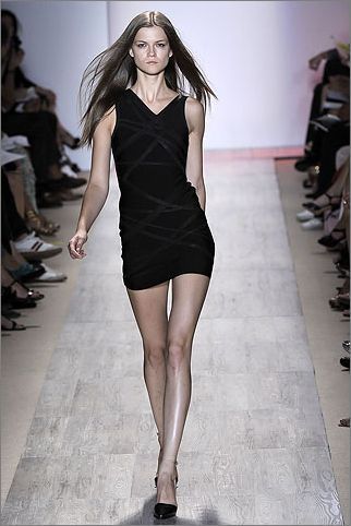 Классические черные платья от «HERVE LEGER» весенне-летнего сезона 2009 года