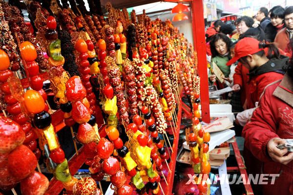 Ярмарка засахаренных ягод на палочках в городе Циндао 