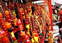 Ярмарка засахаренных ягод на палочках в городе Циндао