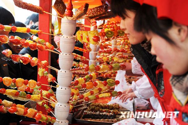 Ярмарка засахаренных ягод на палочках в городе Циндао 