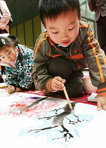 Дети города Сучжоу нарисовали 100-метровую картину