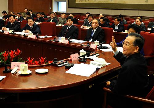 Вэнь Цзябао заслушивает мнения деятелей различных общественных кругов по проекту доклада о работе правительства