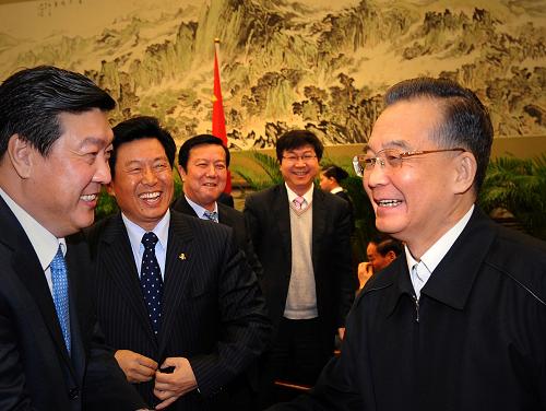 Вэнь Цзябао заслушивает мнения деятелей различных общественных кругов по проекту доклада о работе правительства
