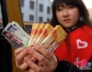 Автобусные билеты, посвященные Всемирной зимней студенческой спартакиаде в Харбине, были продемонстрированы 18 февраля
