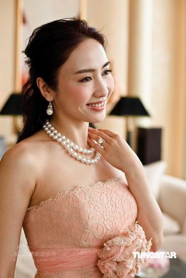 Красавица Ли Цзы в свадебных платьях