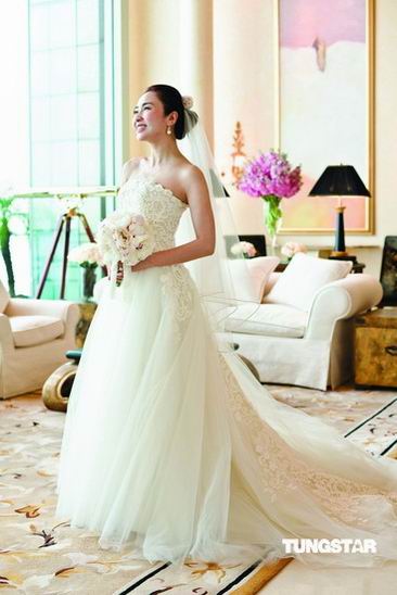 Красавица Ли Цзы в свадебных платьях