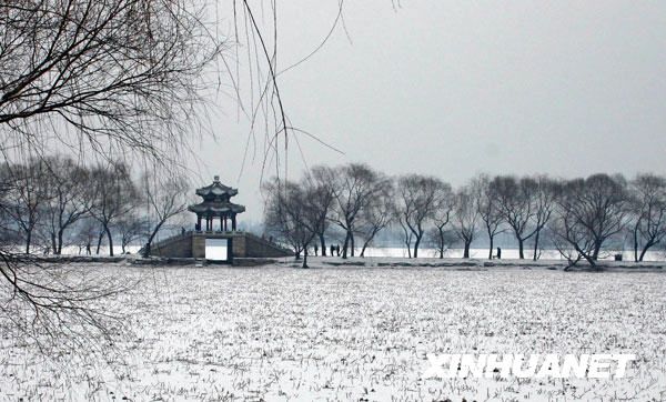 Живописный вид парка Ихэюань после первого весеннего снега в Пекине 