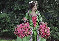 Красивая одежда, сделанная художником из цветов, фруктов и овощей для пропаганды охраны окружающей среды