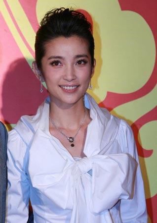 Ли Бинбин с разнообразными прическами из собранных в узел волос