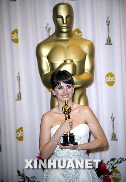 Испанка Пенелопа Крус получила премию 'Оскар' за лучшую женскую роль второго плана в фильме 'Викки Кристана Барселона'2