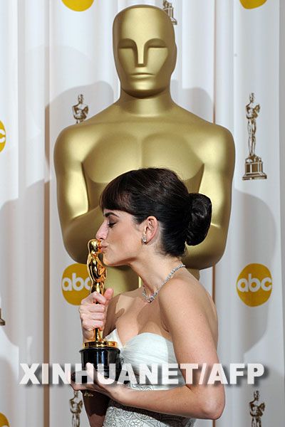 Испанка Пенелопа Крус получила премию 'Оскар' за лучшую женскую роль второго плана в фильме 'Викки Кристана Барселона'3