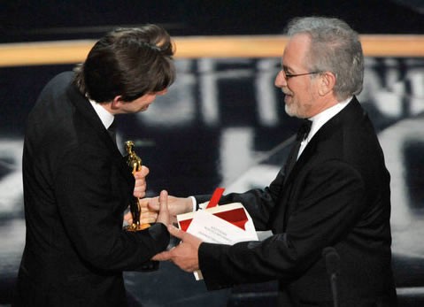 Триумфатором церемонии вручения премии 'Оскар' в этом году стала лента 'Миллионер из трущоб'7