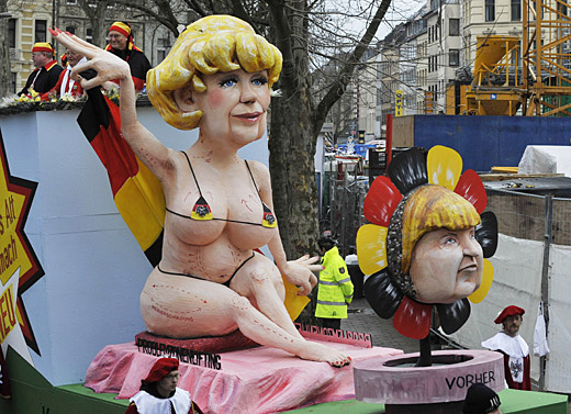Канцлер Германии Ангела Меркель «в бикини» попала в центр внимания на карнавале в Германии1