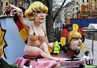 Канцлер Германии Ангела Меркель «в бикини» попала в центр внимания на карнавале в Германии