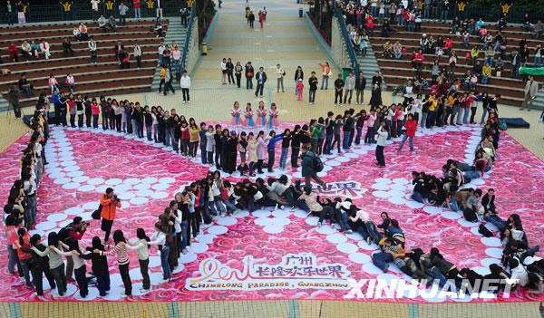 В городе Гуанчжоу в честь наступающего Международного женского дня прошло мероприятие под названием ?Человеческое домино?