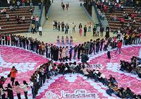 В городе Гуанчжоу в честь наступающего Международного женского дня прошло мероприятие под названием ?Человеческое домино?