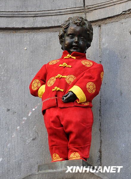 Символ Брюсселя, всемирно известная статуя «Писающий мальчик» была одета в традиционную китайскую одежду 1