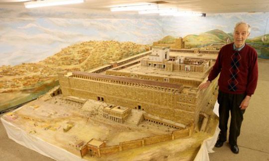 Британскому фермеру потребовалось 30 лет для изготовления модели древнего дворца