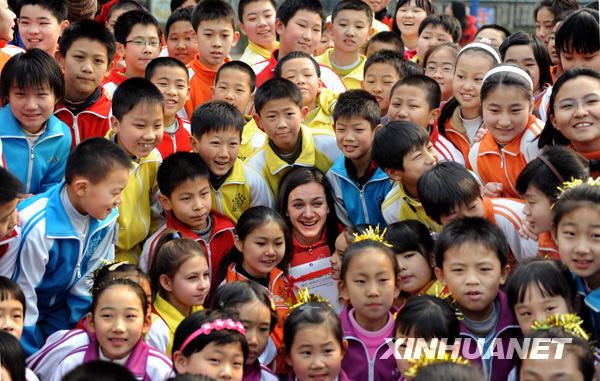 Елена Исинбаева посетила начальную школу в Пекине 1