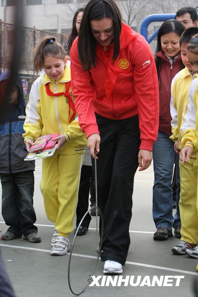 Елена Исинбаева посетила начальную школу в Пекине 6