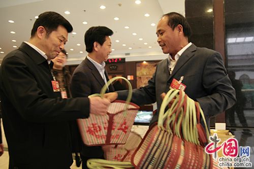Идея депутата ВСНП Чэн Фэя: подарить каждому депутату по корзине для пропаганды охраны окружающей среды