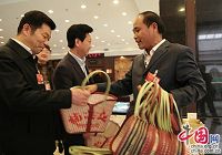 Идея депутата ВСНП Чэн Фэя: подарить каждому депутату по корзине для пропаганды охраны окружающей среды
