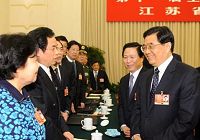 Ху Цзиньтао и другие руководители ЦК КПК отдельно участвовали в рассмотрении делегациями из разных провинций и городов Доклада о работе правительства
