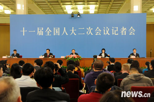 Министр иностранных дел КНР на пресс-конференции