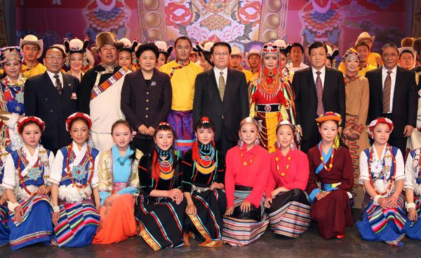 Ли Чанчунь посмотрел выступления с танцами и песнями, посвященные 50-й годовщине со дня проведения демократической реформы Тибета 