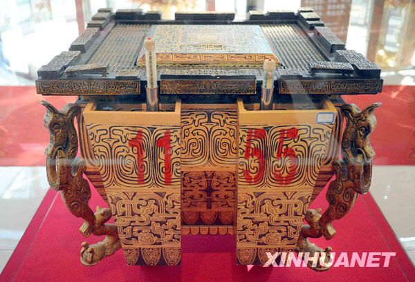 1000 музыкальных инструментов 'фоу', звучавших на церемонии Пекинской Олимпиады, проданы на аукционе за 52 млн юаней