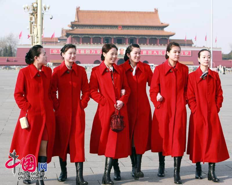 Красный пейзаж на площади Тяньаньмэнь – прекрасные девушки, обслуживающие Вторую сессию ВСНП и ВК НПКСК 11-го созыва