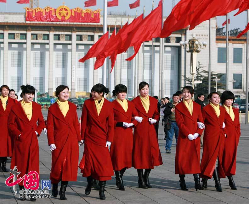 Красный пейзаж на площади Тяньаньмэнь – прекрасные девушки, обслуживающие Вторую сессию ВСНП и ВК НПКСК 11-го созыва