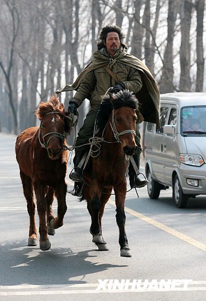 ?Современный рыцарь? верхом на лошади добрался из России в Пекин 