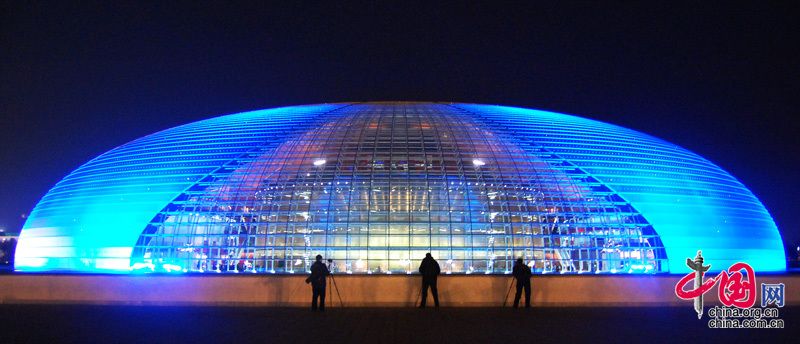 Залитый огнями Большой государственный театр во время проведения второй сессии ВСНП и ВК НПКСК 11-го созыва