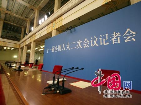 После закрытия 2-й сессии ВСНП 11-го созыва премьер КНР Вэнь Цзябао встретится с отечественными и зарубежными журналистами