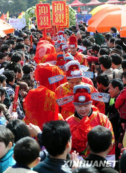 Город Хэфэй провинции Аньхой: коллективная свадьба в традиционном китайском стиле 