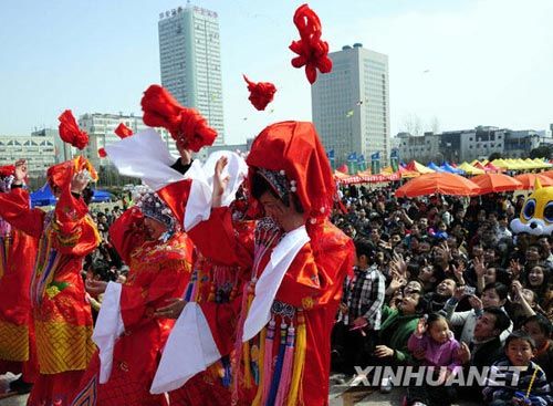 Город Хэфэй провинции Аньхой: коллективная свадьба в традиционном китайском стиле 