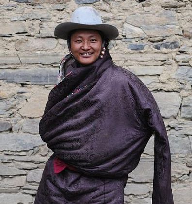 Практически все представители тибетской национальности, живущие в восточной части Тибетского автономного района, называются «канба». Эти люди живут в тяжелых природных условиях нагорья.