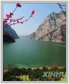 Весна в живописном районе Санься на реке Янцзы