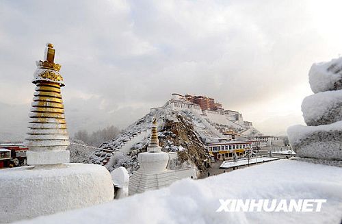 Красивые снежные пейзажи города Лхаса Тибетского автономного района