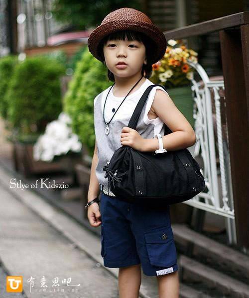 Красивый мальчик в рекламе детской одежды марки «Kidszio» 1