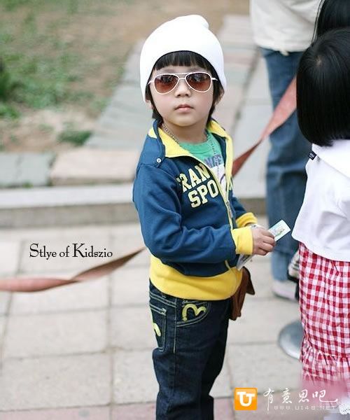 Красивый мальчик в рекламе детской одежды марки «Kidszio» 2