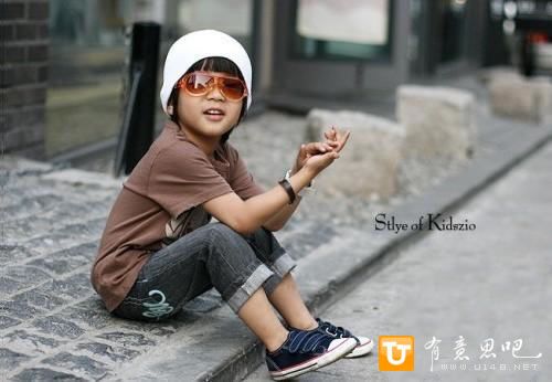 Красивый мальчик в рекламе детской одежды марки «Kidszio» 5