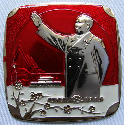 Значки с Мао Цзэдуном пользуются большой популярностью 
